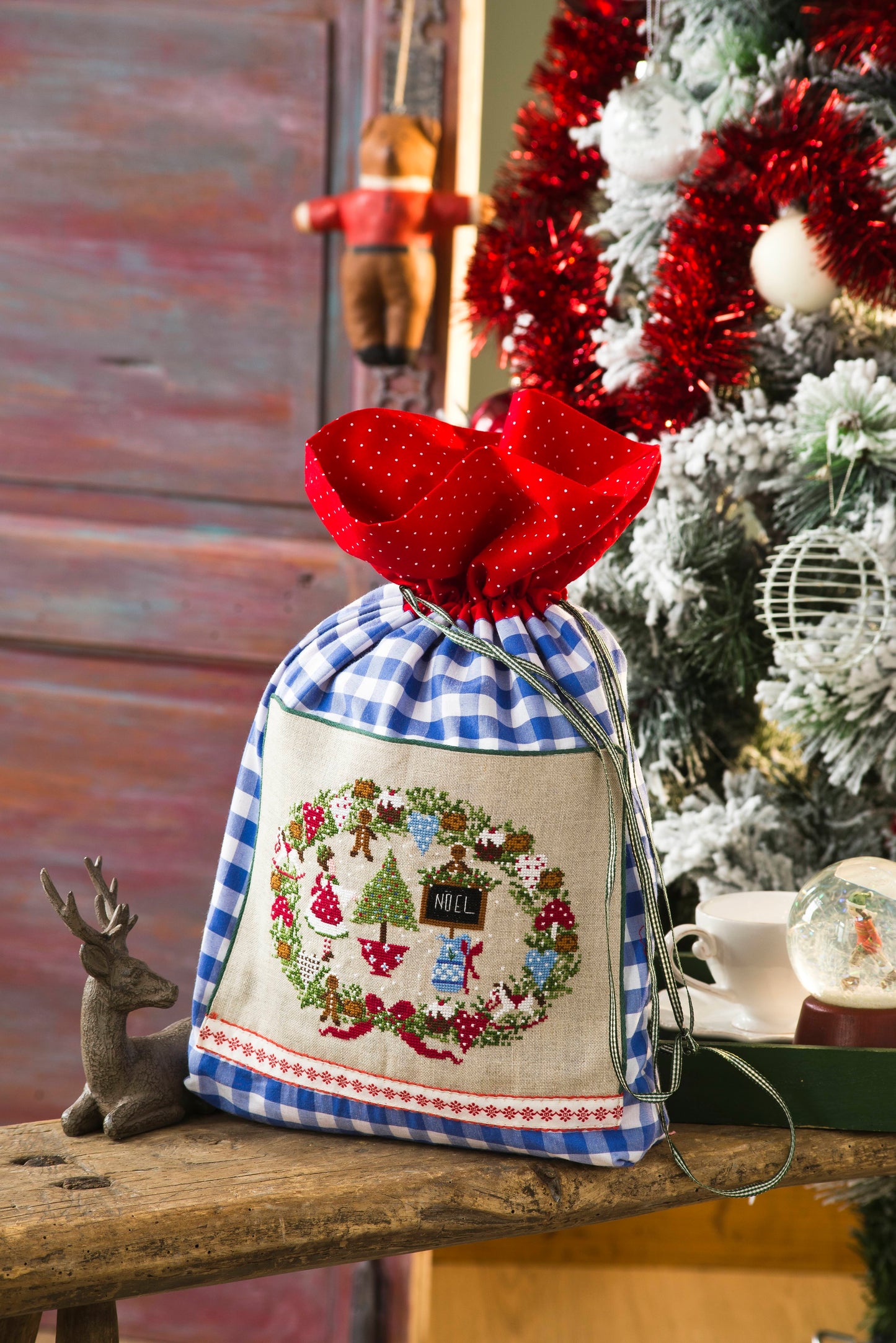 Grille de broderie point de croix : sachet à biscuits de Noël. 97x131 points, 4 pages, symboles et couleurs DMC. À broder sur lin bis.
