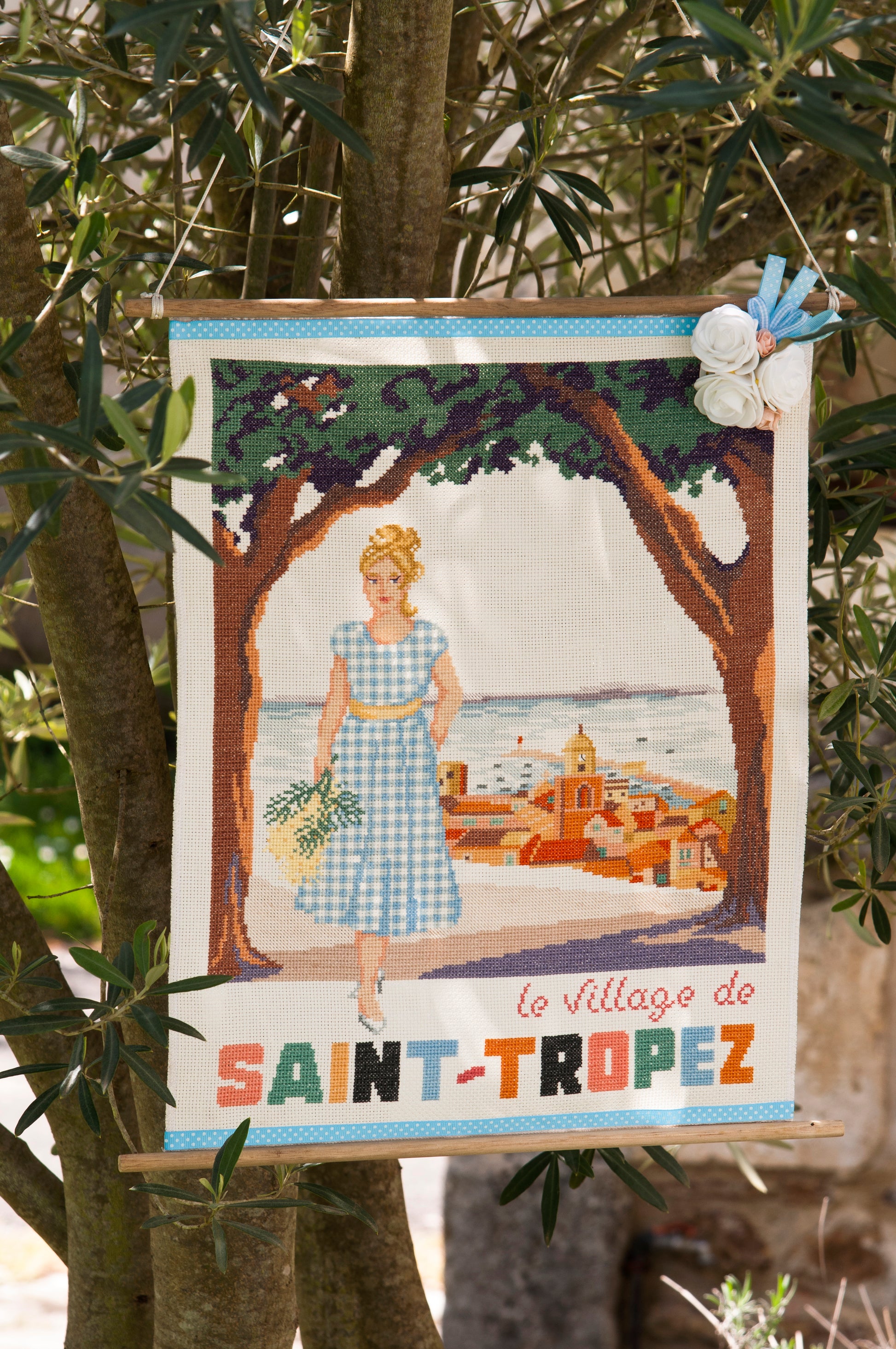 Grille point de croix : Saint-Tropez sur toile Aïda DMC. Motif 165×227 pts, env. 30×41 cm. Imprimé symboles & couleurs, 6 pages.