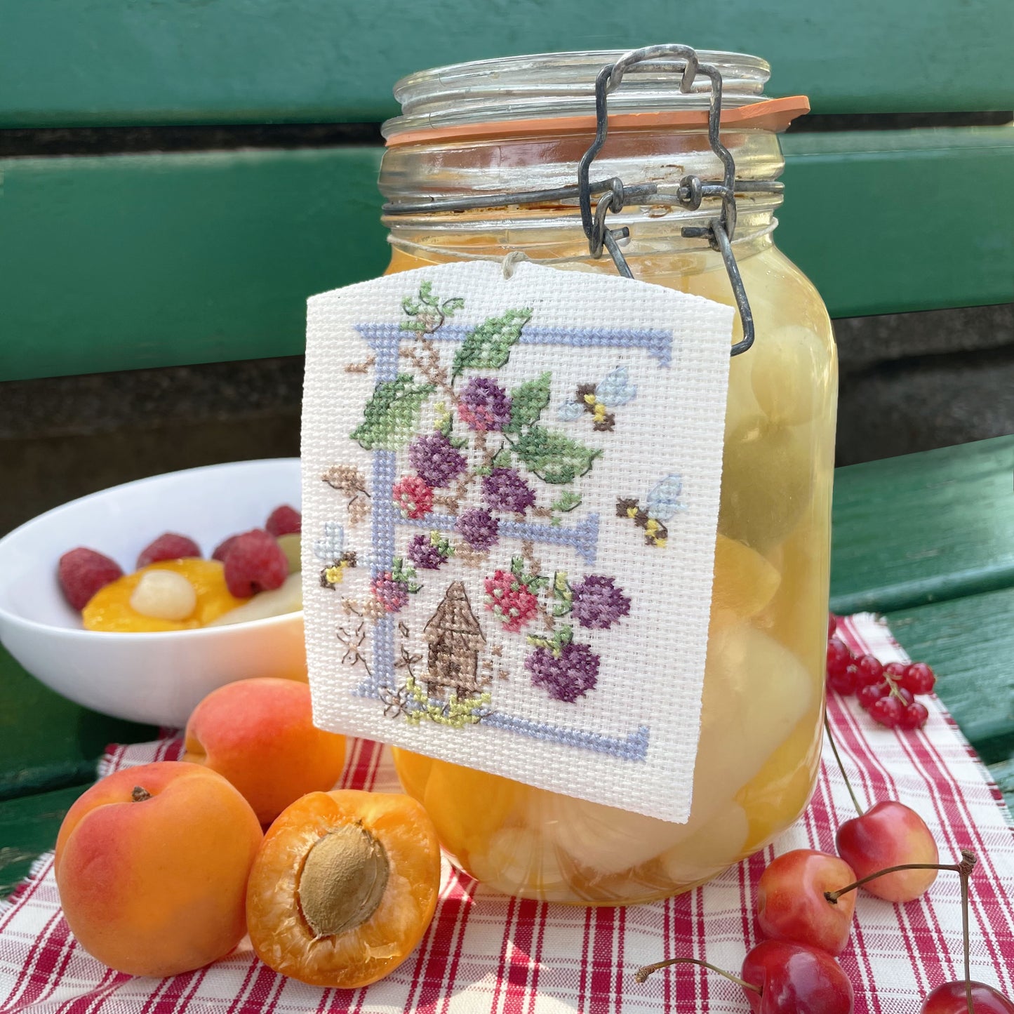 Grille point de croix : Salade de fruits des Brodeuses Parisiennes. Sur étamine Murano, 6 pages DMC. Motifs fruités et colorés à broder.
