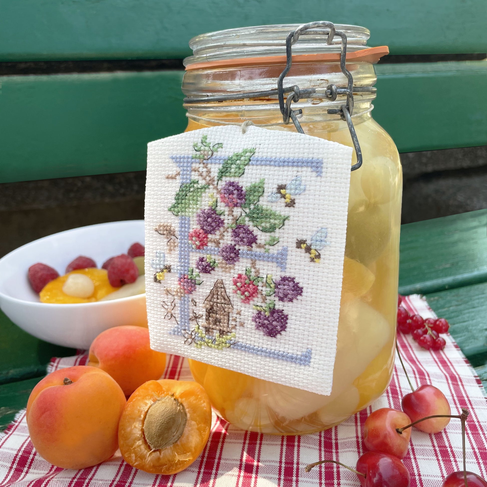 Grille point de croix : Salade de fruits des Brodeuses Parisiennes. Sur étamine Murano, 6 pages DMC. Motifs fruités et colorés à broder.