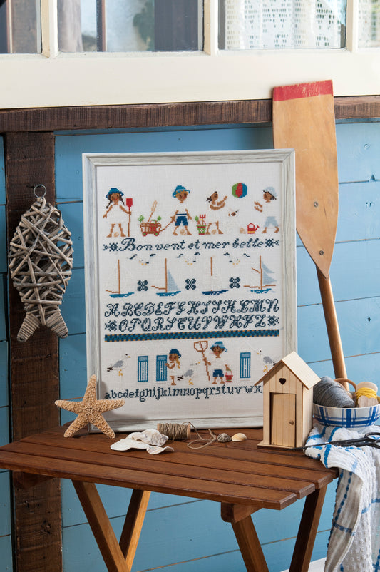 Grille de broderie point de croix « Sampler Deauville » par P. Samouiloff : mouettes, voiliers et parasols sur lin blanc 11 fils. DMC, 6 pages, motif 27 x 32 cm.