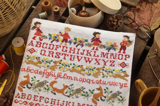Grille broderie point de croix : sampler d'automne, abécédaire & feuillages, motif 155×176 pts, 28,2×32 cm. Symboles + couleurs DMC, 6 pages.