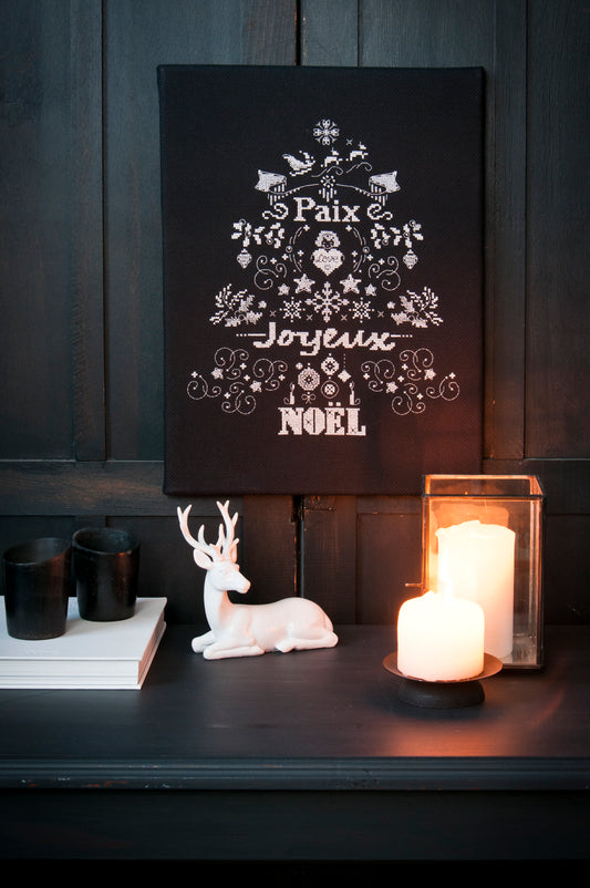 Grille point de croix : sapin de Noël mural typographique. Motif 163x141 pts, toile Aïda noire 5,5 pts, réf. DMC. 6 pages.