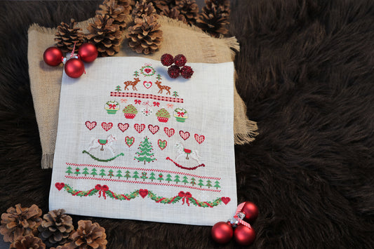 Grille point de croix : grand sapin de Noël détaillé sur lin gris perle. Motif 163×169 pts, environ 29,6×30,7 cm. Esprit Noël chic et féérique.