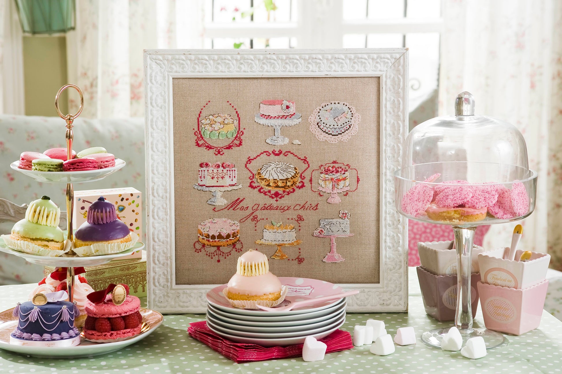 Grille point de croix Savoureuse Collection par Création Point de Croix. Desserts en tableau, DMC sur 6 pages. Format fini env. 24,4×24,5 cm sur lin 11 fils.