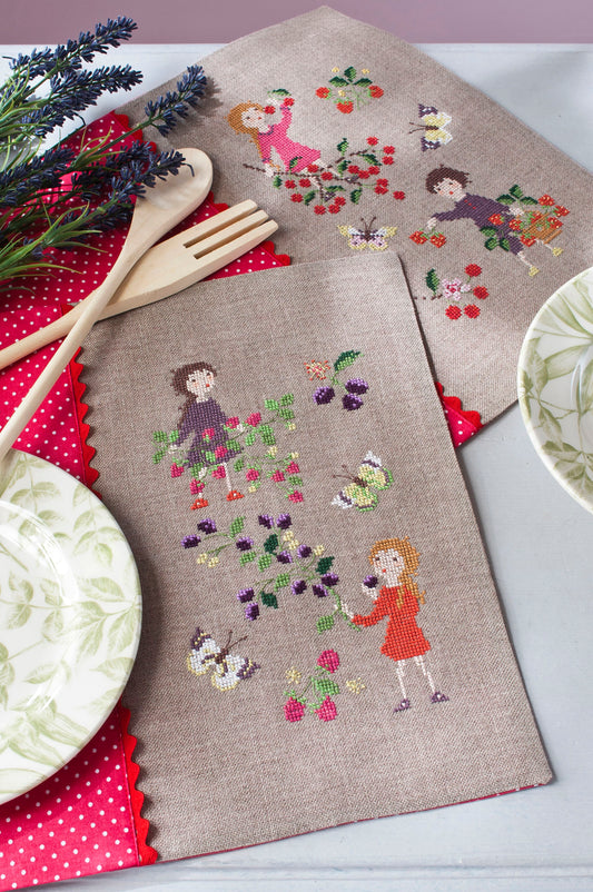 Grille broderie point de croix : set de table fruits rouges. 6 pages, symboles et couleurs DMC. Lin 12 fils bis. 2 motifs.