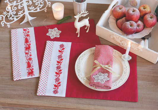 Grille point de croix – Sets de table Charme & Raffinement : frises verticales de flocons, cerfs et houx en monochrome sur toile de lin blanc 12 fils/cm, style scandinave élégant pour décoration de table de Noël – Création Point de Croix