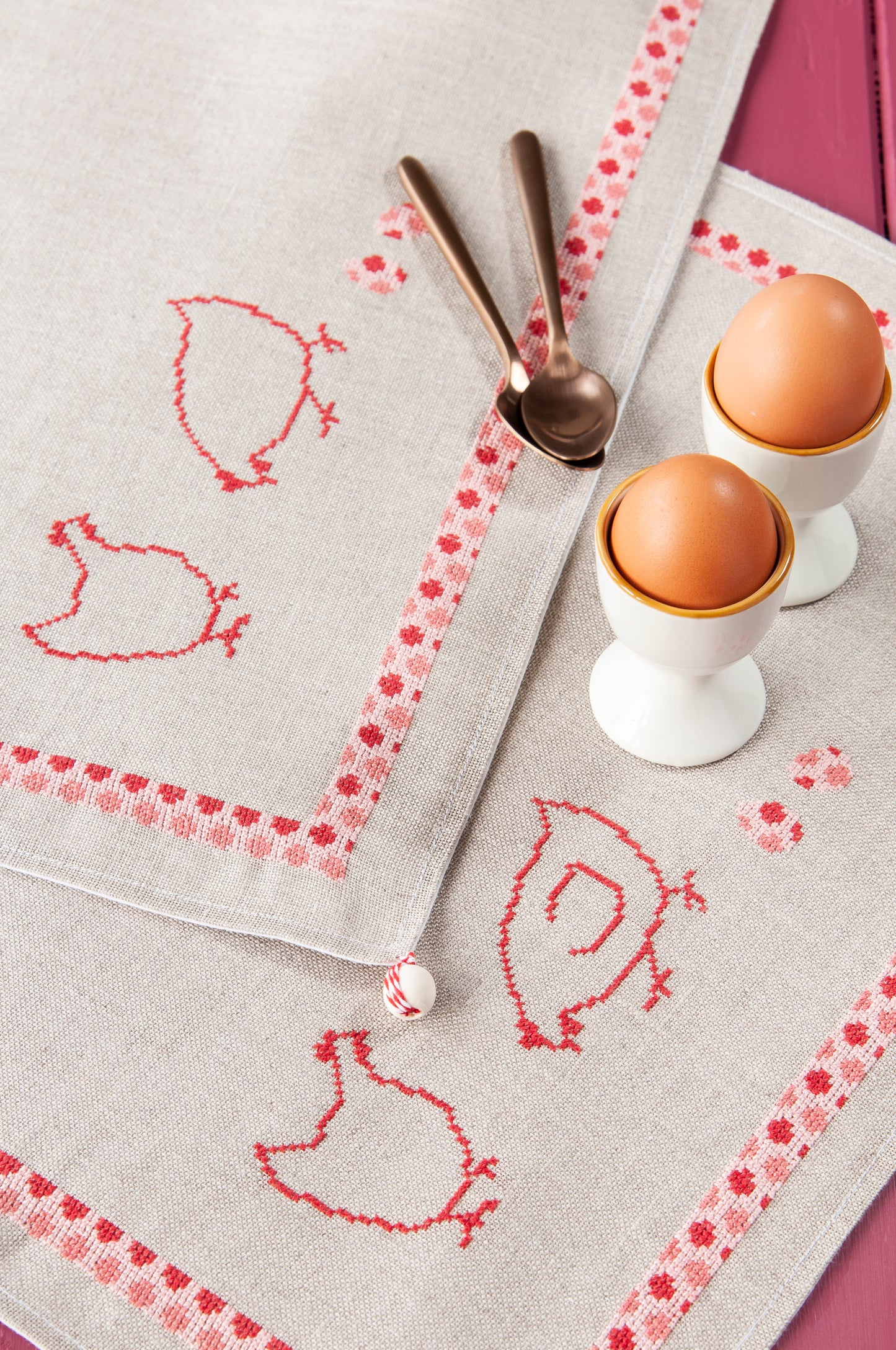 Grille de broderie point de croix « Sets de table poules » : poules à carreaux et à pois sur lin blanc 11 fils. DMC, 10 pages – set de table et pochette à couverts.