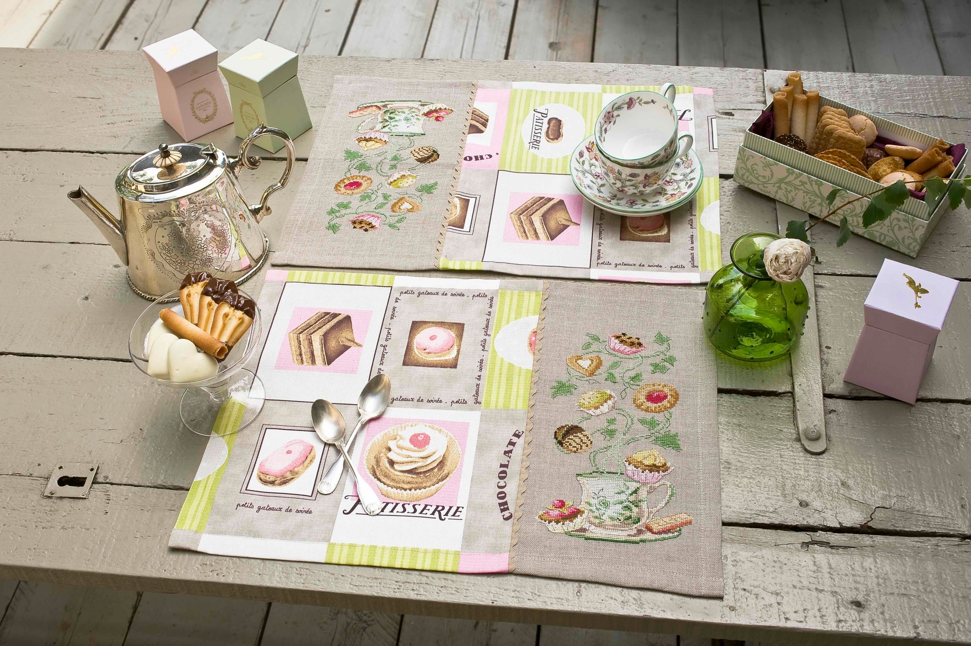 Grille point de croix Sets Petits Fours par Création Point de Croix. Pâtisseries et thé brodés, DMC sur 6 pages. Format fini env. 14,2×26 cm sur Aïda ou lin naturel.