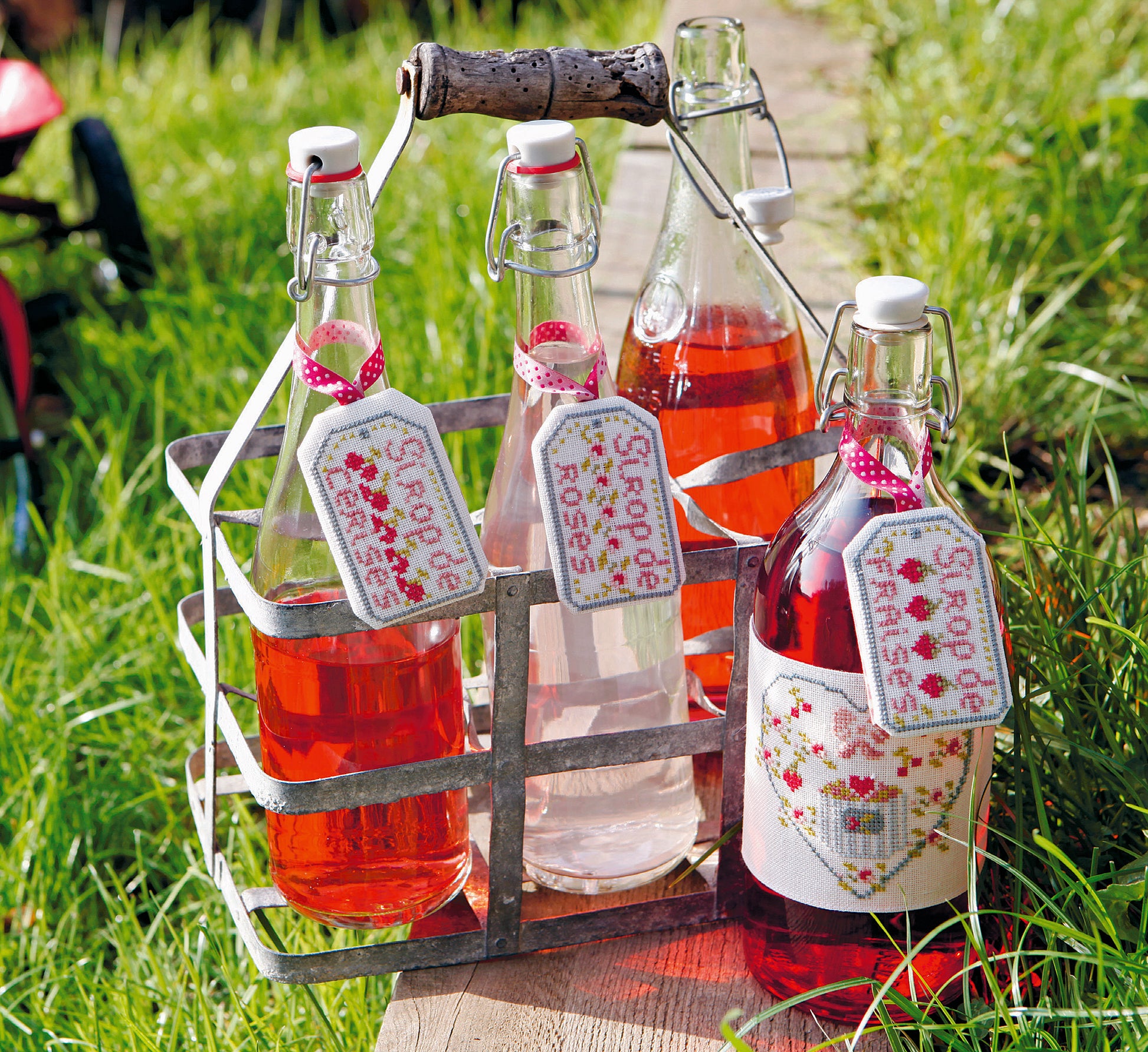 Grille de point de croix Sirops de Fraises – étiquettes brodées pour bouteilles de sirop et limonade, motifs fraises sur lin ivoire 12 fils/cm, petites 8×12 cm et grande 13×30 cm, Création Point de Croix