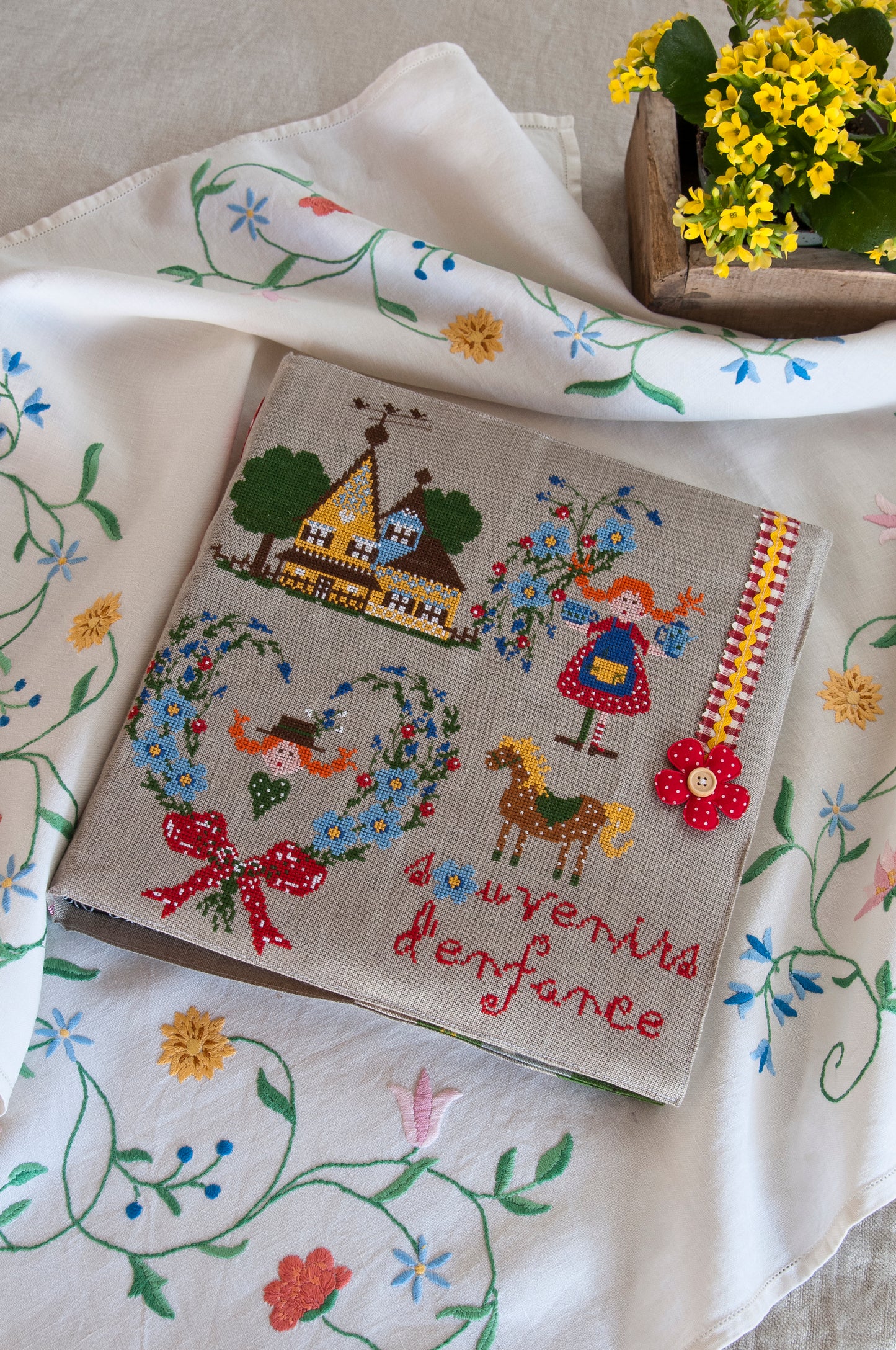 Grille de broderie point de croix « Souvenirs d'enfance » par Lili Violette : cahier brodé sur toile bis 14 fils. DMC, 6 pages, motif 31,09 x 33,27 cm.