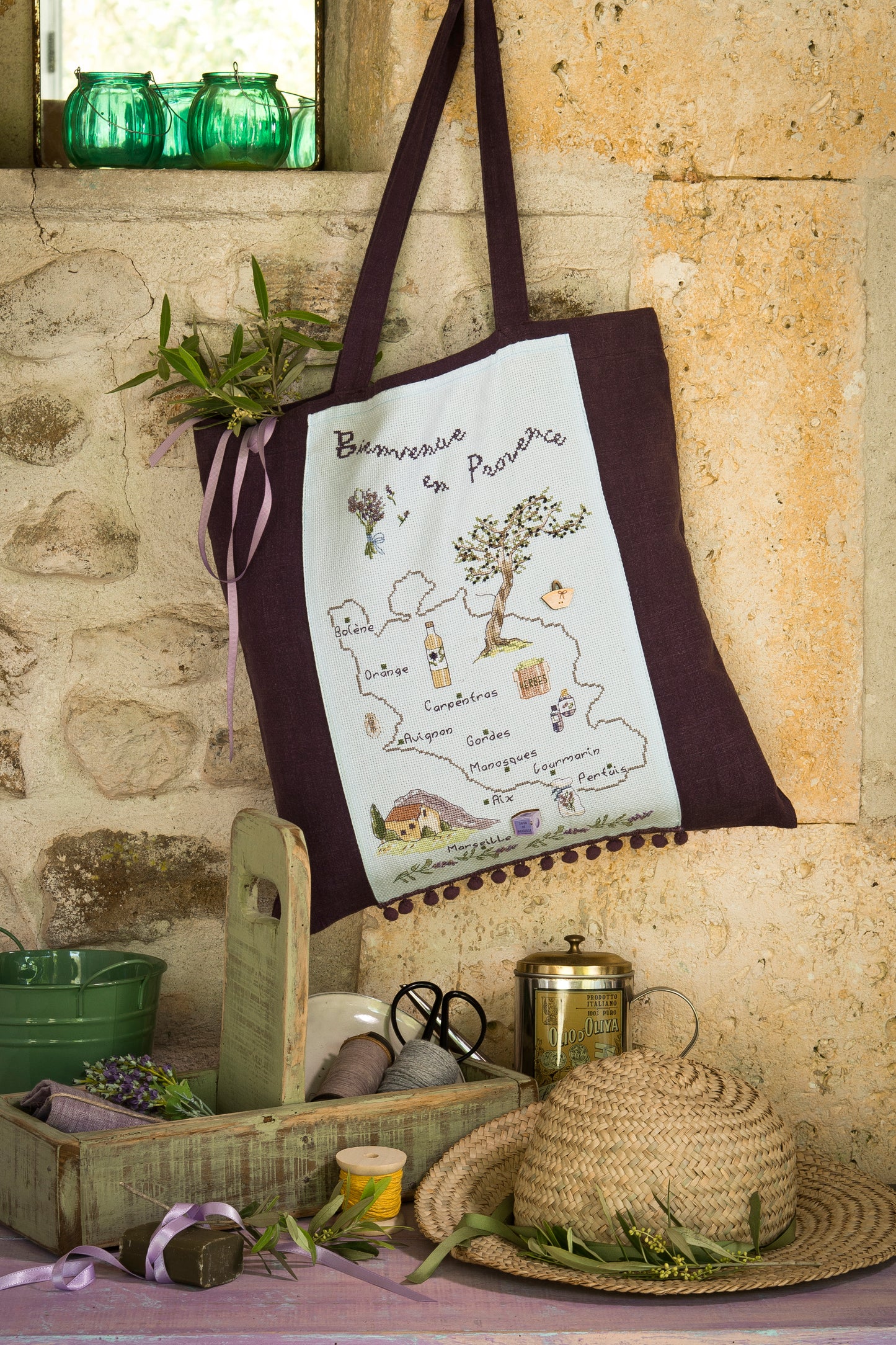 Grille point de croix : tote bag, sachet lavande et étui à lunettes à broder sur Aïda bleu ciel. Motifs provençaux. 8 pages DMC. Escapade dans le Sud.