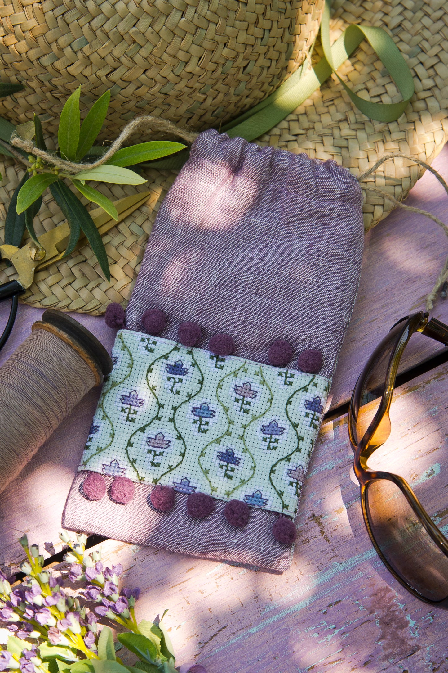 Grille point de croix : tote bag, sachet lavande et étui à lunettes à broder sur Aïda bleu ciel. Motifs provençaux. 8 pages DMC. Escapade dans le Sud.