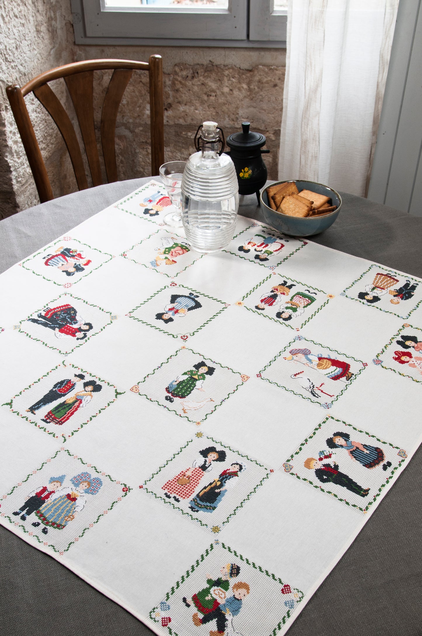 Grille point de croix : personnages alsaciens en costume traditionnel pour surnappe. Motif 70 x 70 points, 6 pages, couleurs DMC.