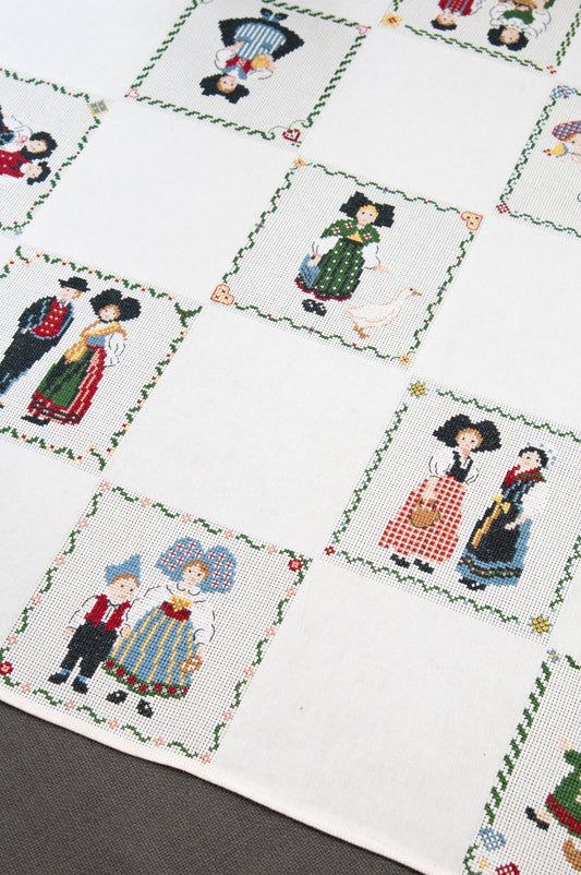 Grille point de croix : personnages alsaciens en costume traditionnel pour surnappe. Motif 70 x 70 points, 6 pages, couleurs DMC.