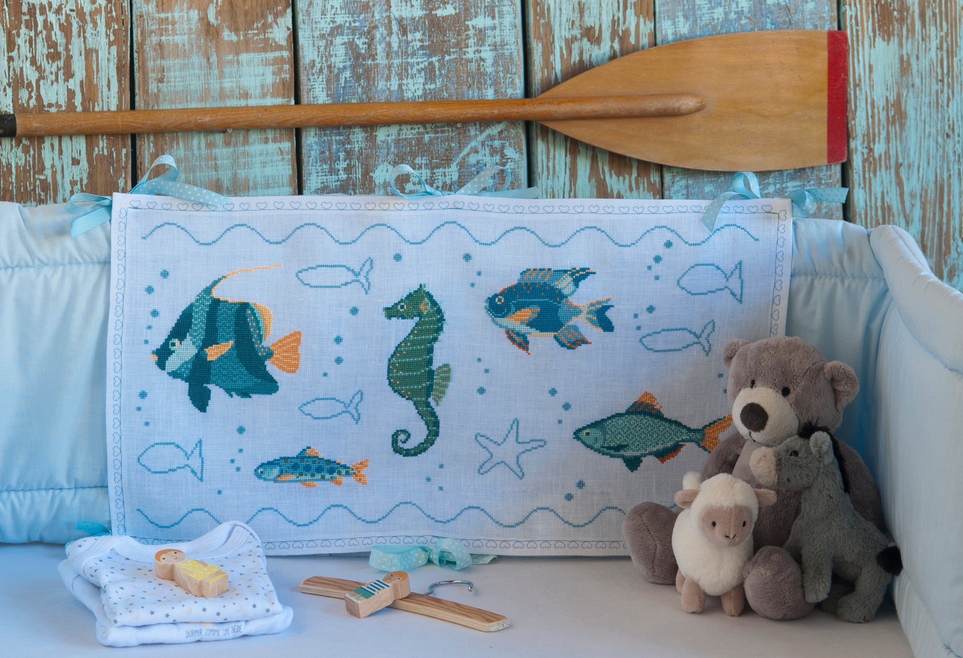 Grille point de croix : tête de lit thème mer pour chambre d'enfant sur lin blanc. Motif 300 x 150 points (54,54 x 27,27 cm), 6 pages, DMC.