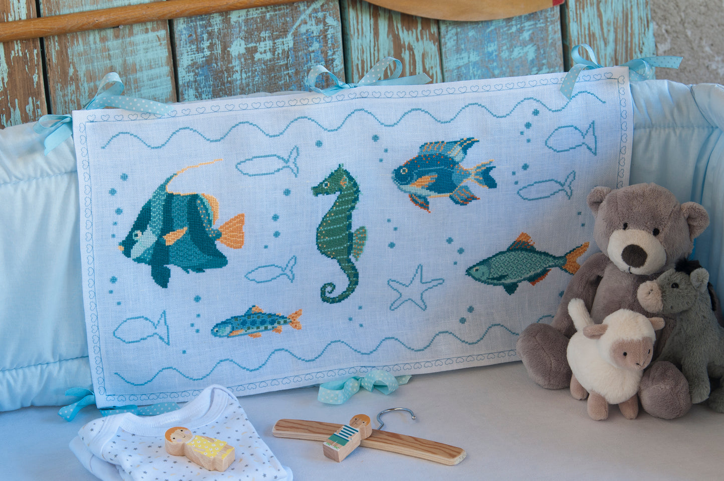 Grille point de croix : tête de lit thème mer pour chambre d'enfant sur lin blanc. Motif 300 x 150 points (54,54 x 27,27 cm), 6 pages, DMC.