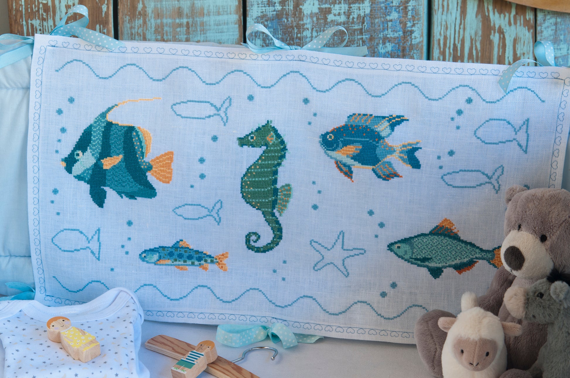 Grille point de croix : tête de lit thème mer pour chambre d'enfant sur lin blanc. Motif 300 x 150 points (54,54 x 27,27 cm), 6 pages, DMC.