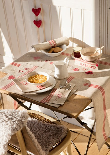 Grille de broderie point de croix : table « coup de cœur », 5 pièces assorties sur 6 pages. Set, serviette, chemin de table. Symboles et couleurs DMC.