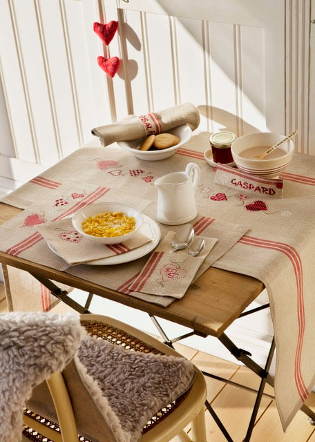 Grille de broderie point de croix : table « coup de cœur », 5 pièces assorties sur 6 pages. Set, serviette, chemin de table. Symboles et couleurs DMC.