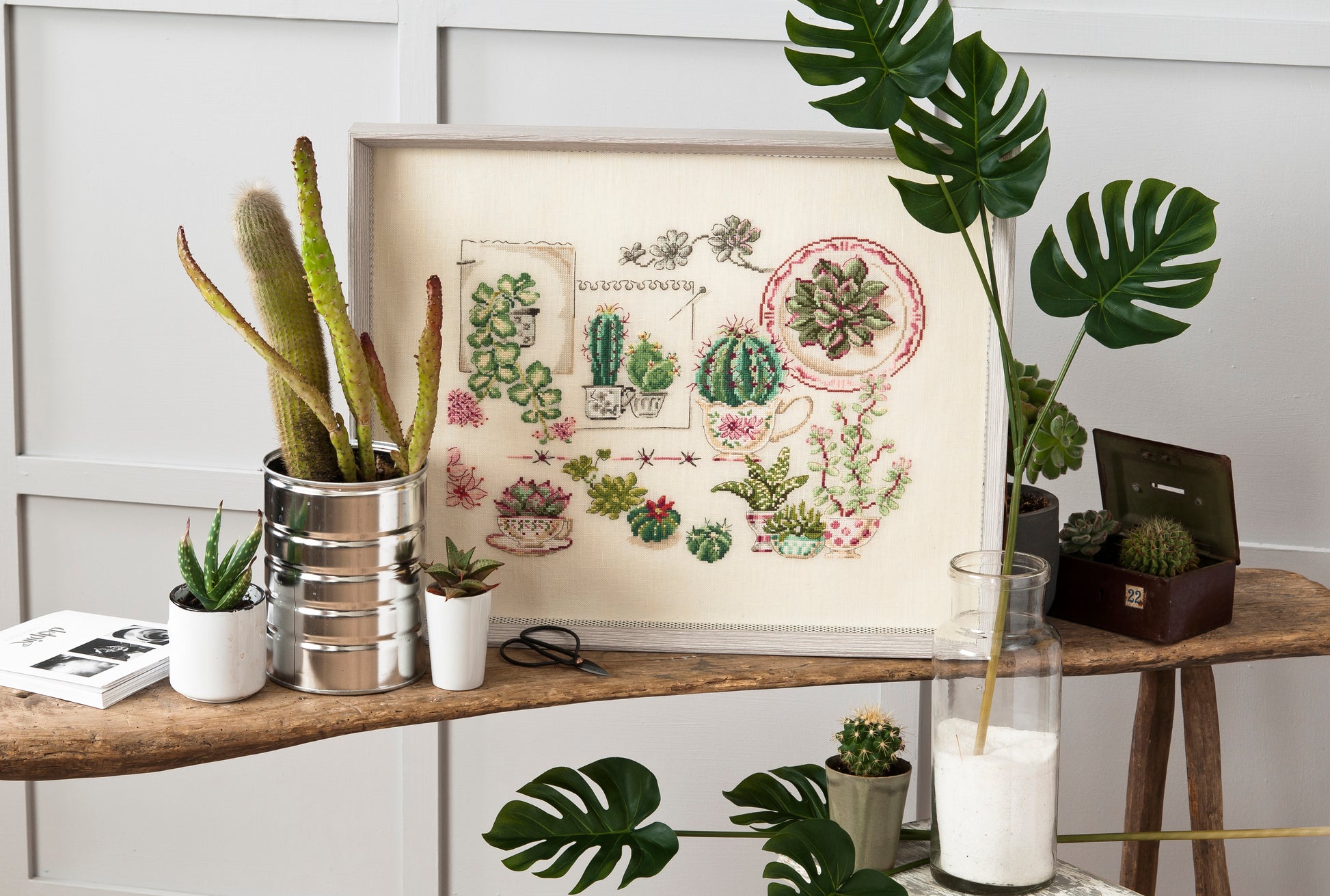 Grille point de croix : tableau cactus & jolis pots sur lin DMC. Motif 220 × 160 pts, env. 40 × 29,1 cm. Imprimé symboles & couleurs, 6 pages.