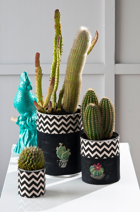 Grille point de croix : tableau cactus & jolis pots sur lin DMC. Motif 220 × 160 pts, env. 40 × 29,1 cm. Imprimé symboles & couleurs, 6 pages.