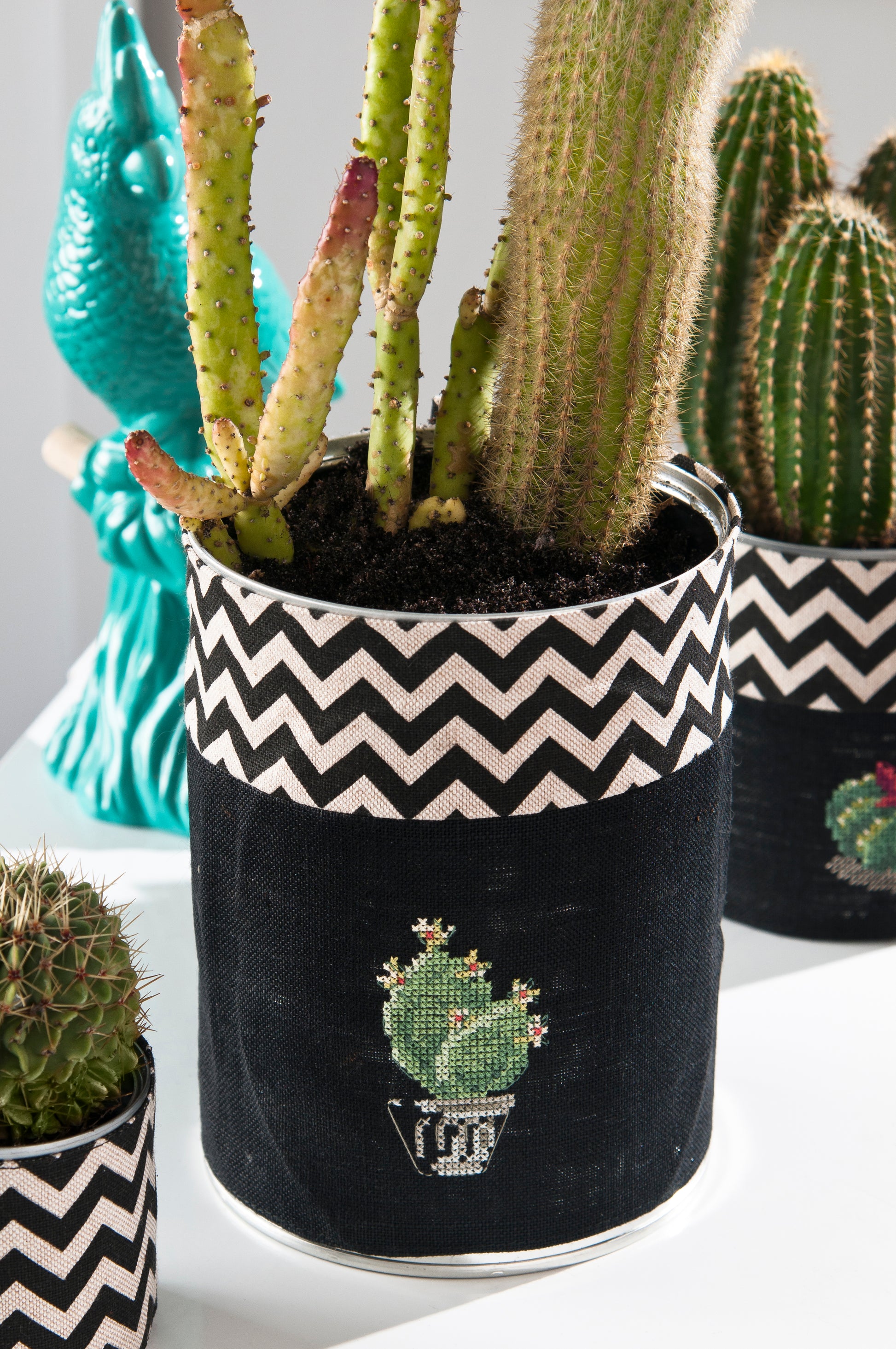 Grille point de croix : tableau cactus & jolis pots sur lin DMC. Motif 220 × 160 pts, env. 40 × 29,1 cm. Imprimé symboles & couleurs, 6 pages.
