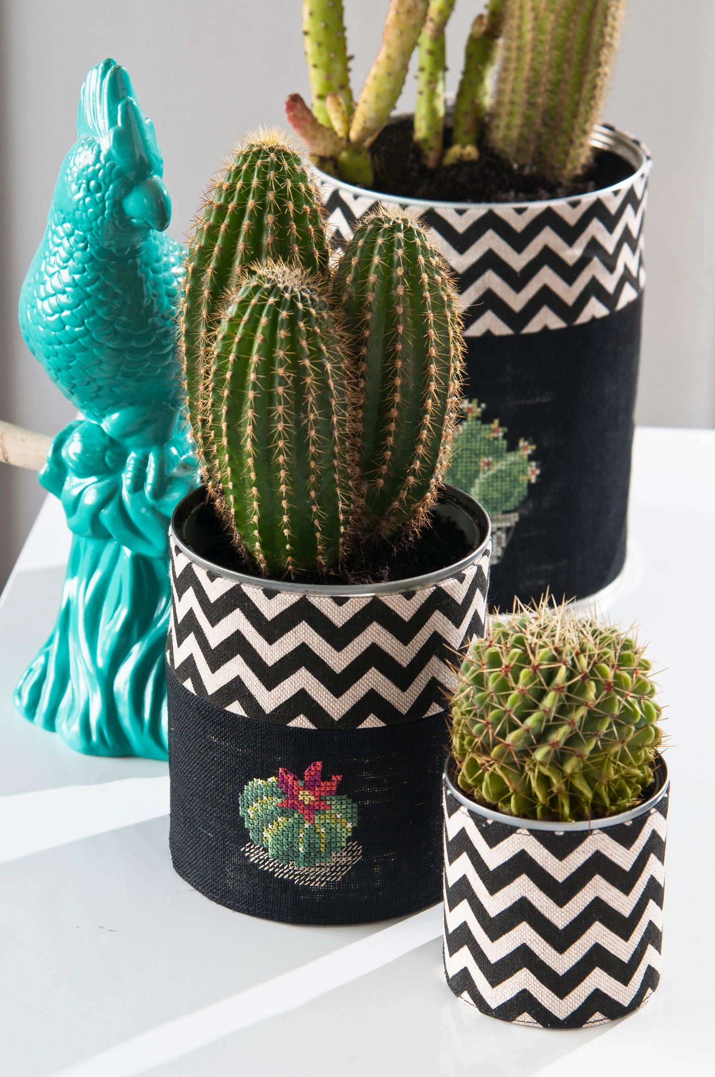 Grille point de croix : tableau cactus & jolis pots sur lin DMC. Motif 220 × 160 pts, env. 40 × 29,1 cm. Imprimé symboles & couleurs, 6 pages.