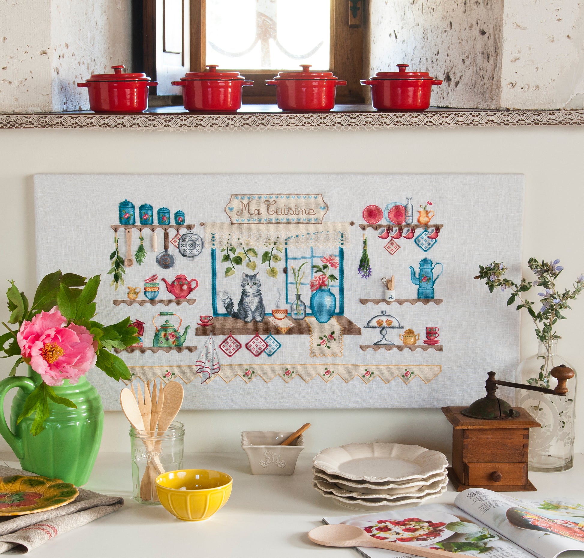 Grille de broderie point de croix : tableau cuisine campagnard avec louche, pot et rouleau à pâtisserie. Motif 300 x 180 pts, imprimé couleur (Réf. DMC) sur 4 pages.