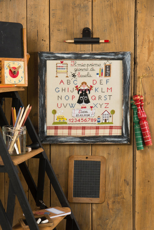 Grille de broderie point de croix : tableau de la rentrée personnalisable par C. Primi. Réf. DMC incluse. À broder sur lin bis. Création Point de Croix.
