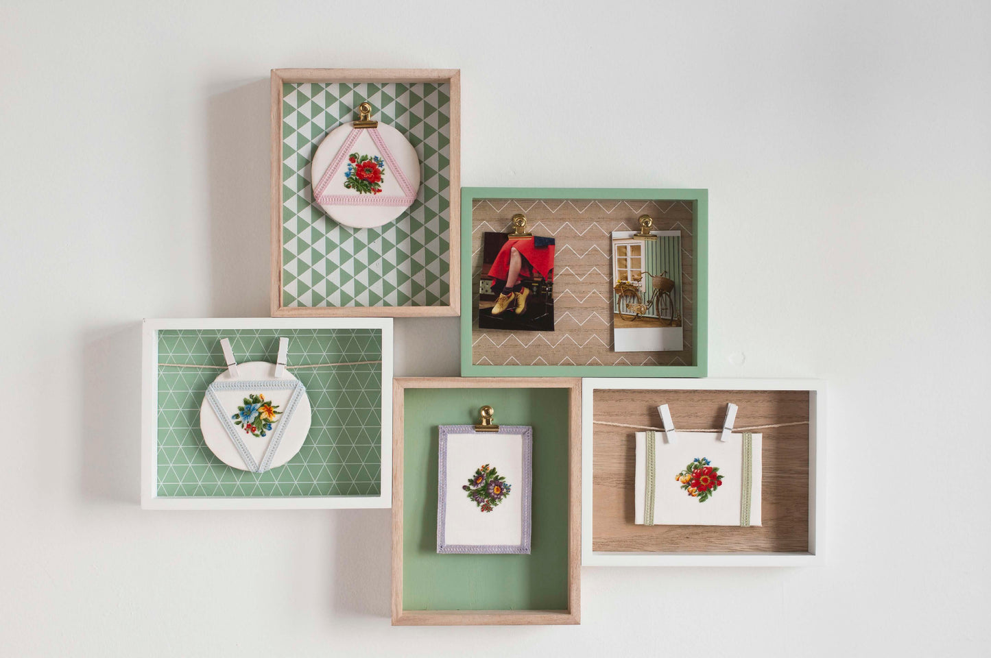 Grille broderie point de croix : 4 tableaux fleuris pour cadres brocante. 6 pages, symboles et couleurs DMC. Lin 11 fils blanc.