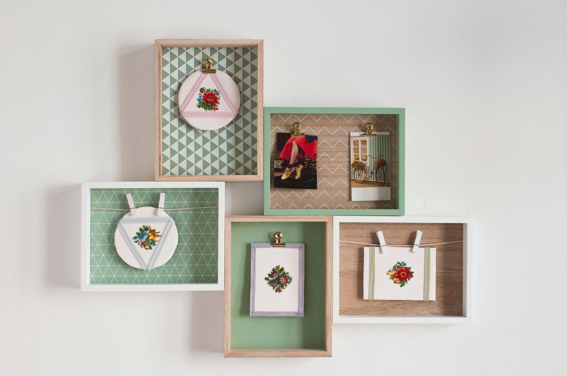 Grille broderie point de croix : 4 tableaux fleuris pour cadres brocante. 6 pages, symboles et couleurs DMC. Lin 11 fils blanc.