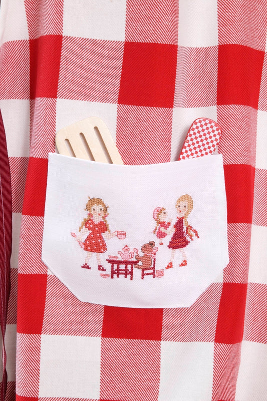 Grille broderie point de croix : tablier cuisine. 4 pages, symboles et couleurs DMC. Lin 12 fils blanc. 24,54 x 24,54 cm.