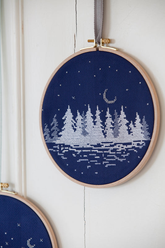 Grille de broderie point de croix : tambours à broder pour Noël, 3 motifs sapins. 6 pages, couleurs DMC. À broder sur Aïda bleu.
