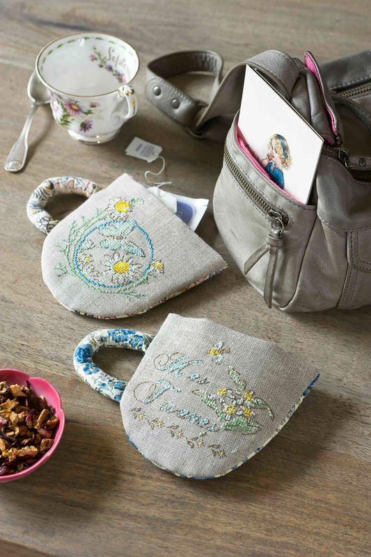Grille point de croix Tasse Futée par Création Point de Croix. Petites tasses tisane brodées, DMC sur 6 pages. Format fini env. 8,7×10,4 cm sur lin naturel.