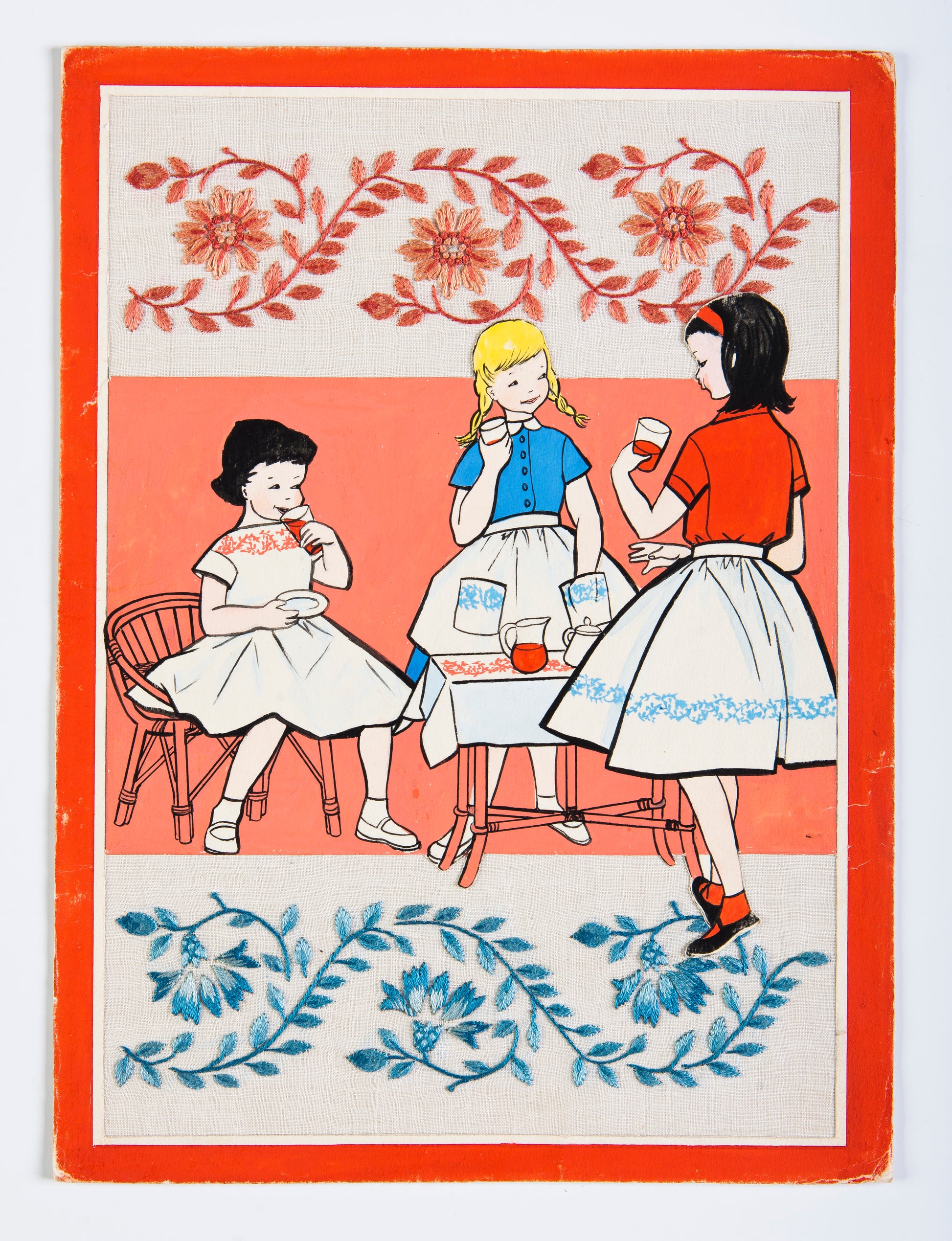 Grille point de croix – Tea Time, vue d'ensemble : tableau en relief avec broderies, petits gâteaux en feutrine et fleurs en tissu, ambiance tea party féminine et romantique – Création Point de Croix