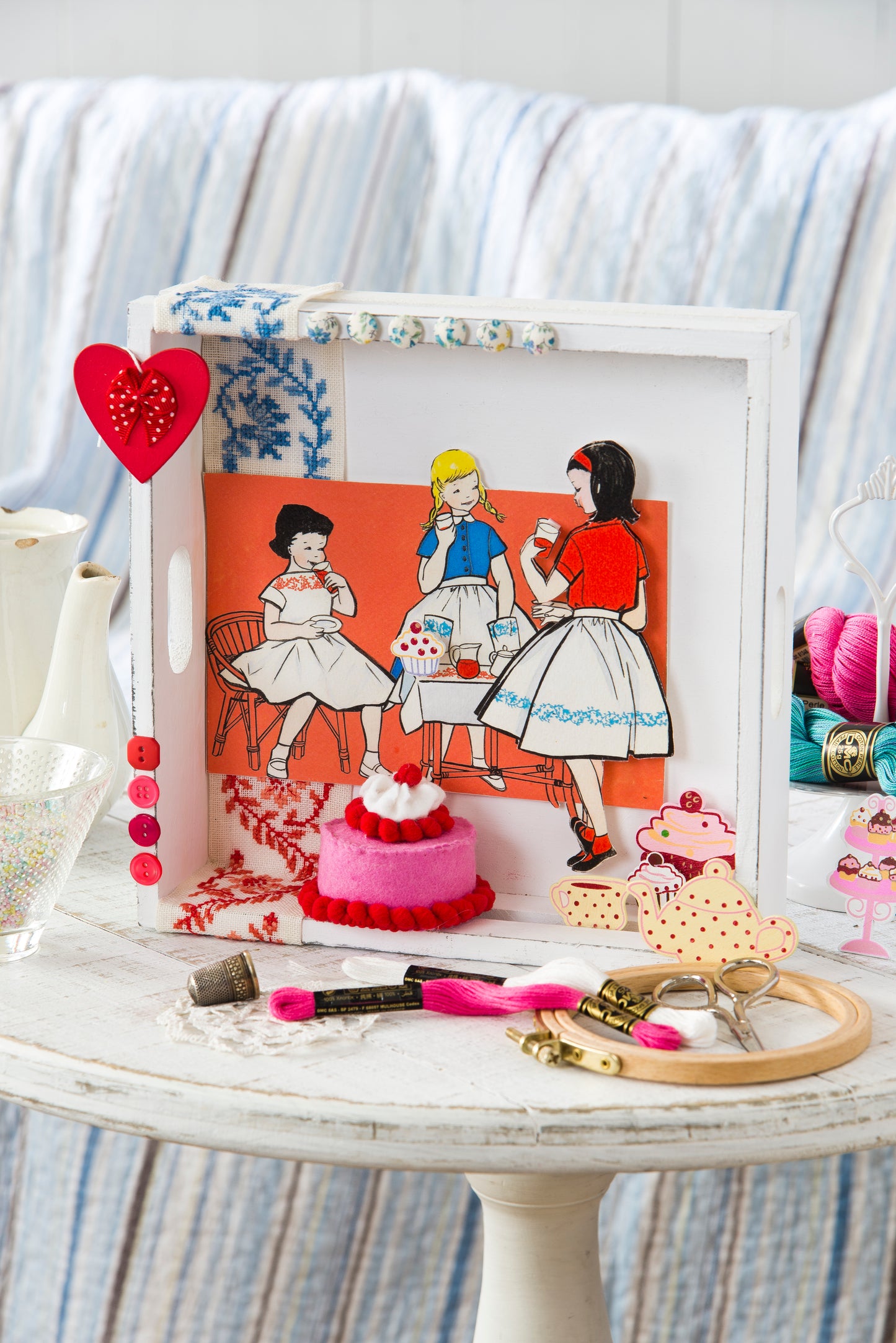 Grille point de croix – Tea Time, détail frises : frises de pâtisseries et tasses de porcelaine 98×26 pts brodées sur toile de lin ivoire DMC – Création Point de Croix