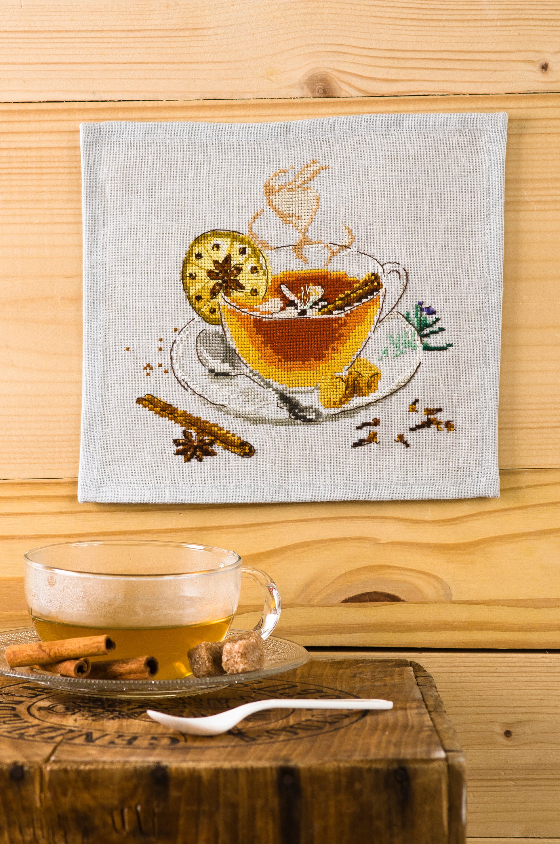 Grille de broderie point de croix « Thé ou chocolat » par Création Point de Croix. Duo de motifs cocooning : chocolat viennois et thé épicé. À broder sur lin ou Aïda.