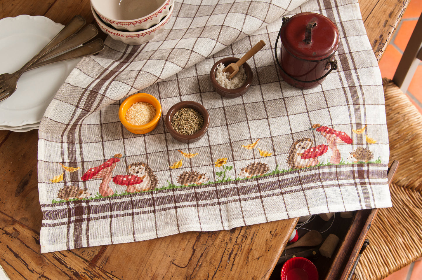 Grille de broderie point de croix : torchon automne avec hérisson, champignons et feuilles mortes. Motif 260 x 44 pts, imprimé couleur (Réf. DMC) sur 6 pages.
