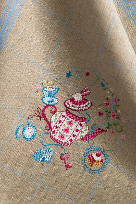 Grille broderie point de croix : torchon théière et fleurs de thé. 108x110 points, 4 pages, couleurs DMC. Lin bis.