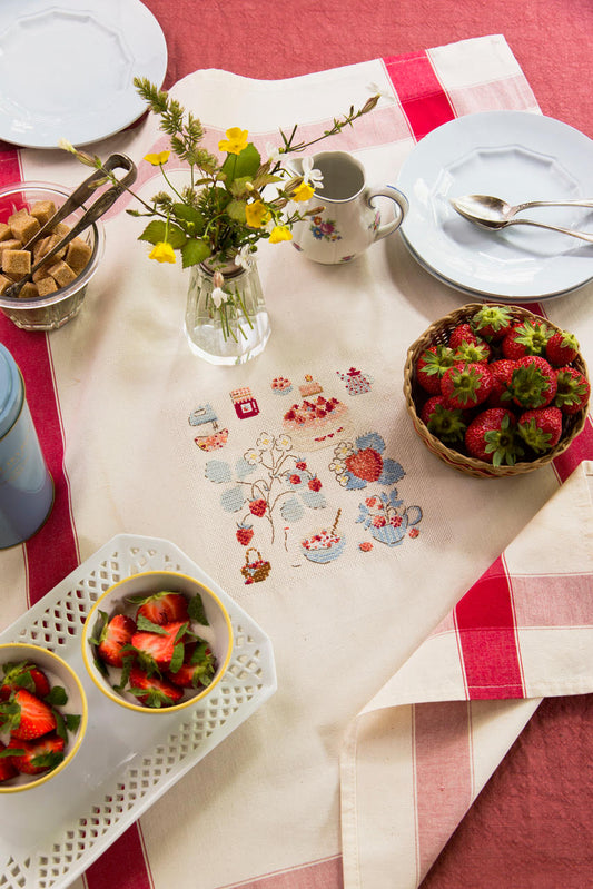Grille de broderie point de croix : torchon fraises des bois par H. Le Berre. Réf. DMC incluse. À broder sur Aïda ou lin. Création Point de Croix.