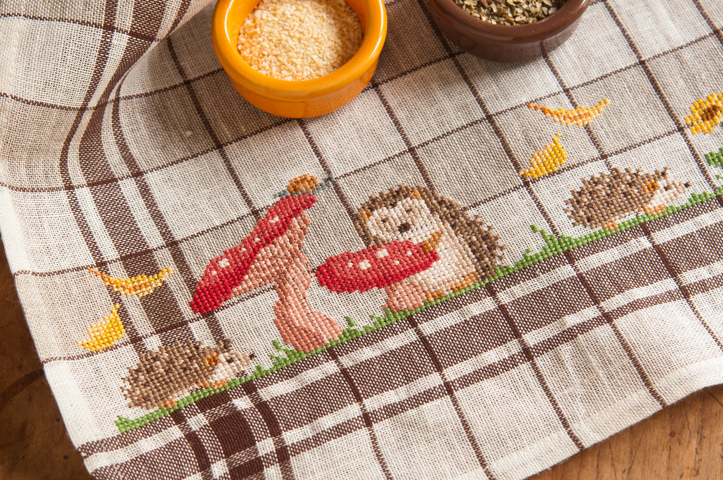 Grille de broderie point de croix : torchon automne avec hérisson, champignons et feuilles mortes. Motif 260 x 44 pts, imprimé couleur (Réf. DMC) sur 6 pages.