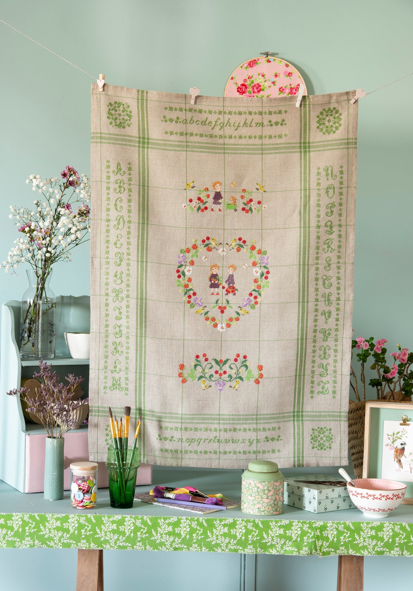 Grille de broderie point de croix : torchon printemps, motifs floraux par P. Samouiloff. Réf. DMC incluse. À broder sur lin bis. Création Point de Croix.