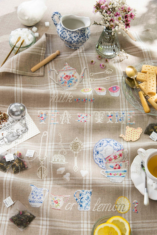 Grille point de croix – Torchon tea time : théières, tasses, pâtisseries et motifs raffinés brodés sur torchon en lin blanc, ambiance goûter élégant et art de recevoir – Véronique Enginger & Création Point de Croix
