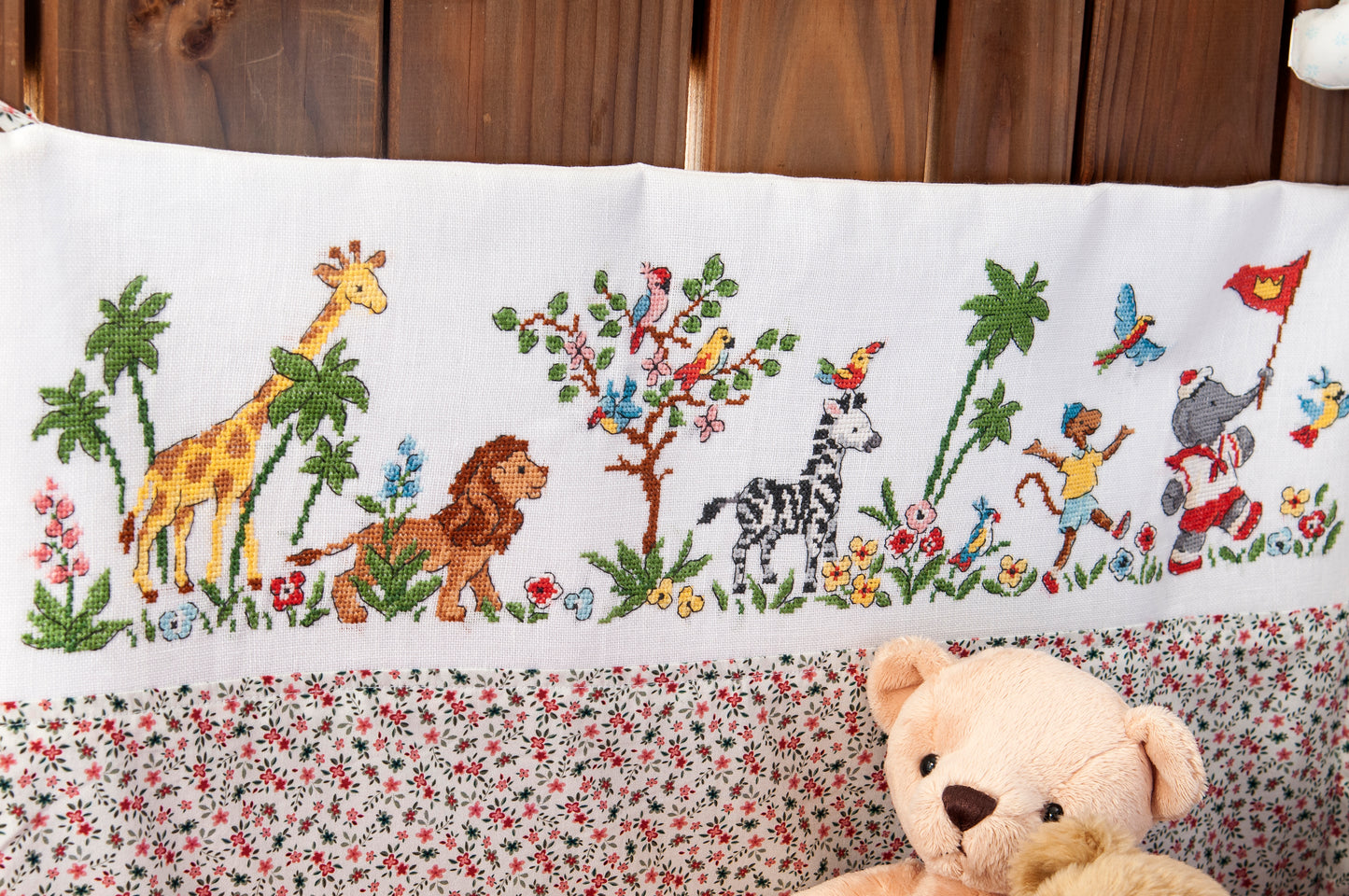 Grille broderie point de croix : tour de lit Babar, frise 320×70 pts, 58×13 cm, 3 panneaux. Symboles + couleurs DMC, 6 pages.