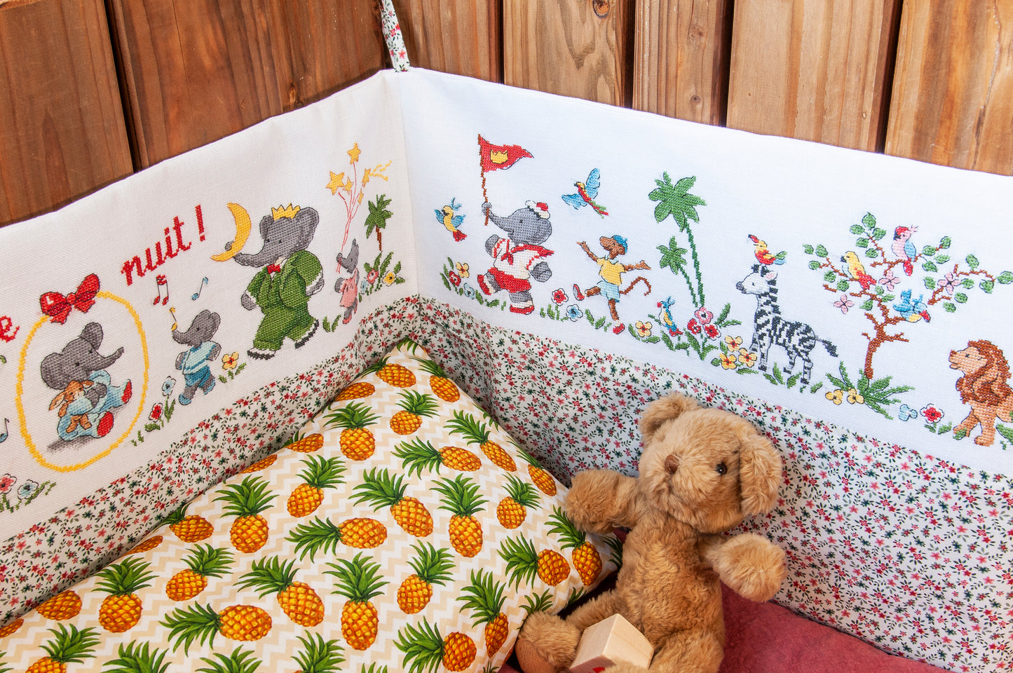 Grille broderie point de croix : tour de lit Babar, frise 320×70 pts, 58×13 cm, 3 panneaux. Symboles + couleurs DMC, 6 pages.1