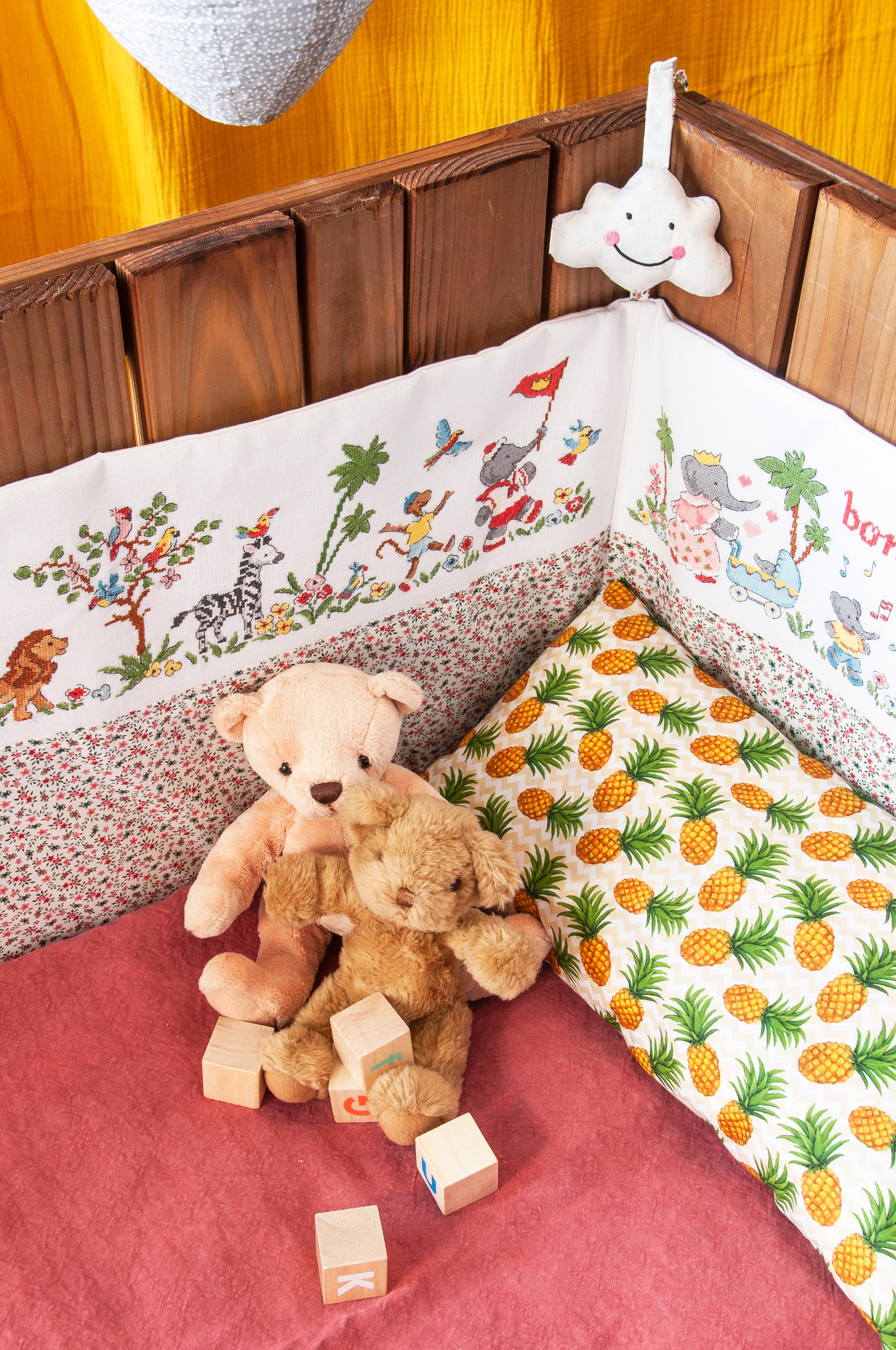Grille broderie point de croix : tour de lit Babar, frise 320×70 pts, 58×13 cm, 3 panneaux. Symboles + couleurs DMC, 6 pages.3