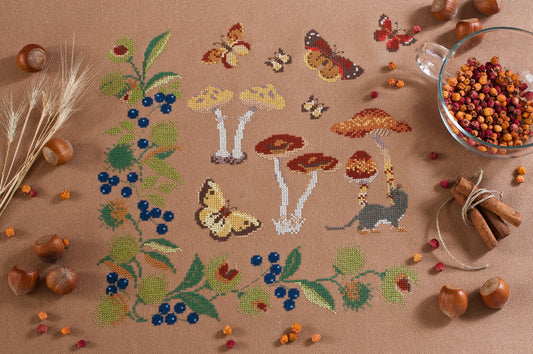 
Grille broderie point de croix : trésors d'automne, champignons & baies sauvages, motif 156×150 pts, 28,4×27,3 cm.