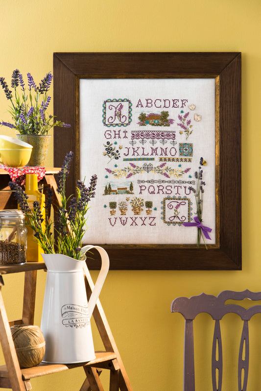 Grille broderie point de croix : sampler Provence lavande olive. 6 pages, symboles et couleurs DMC. Lin 11 fils. 24 x 35 cm.