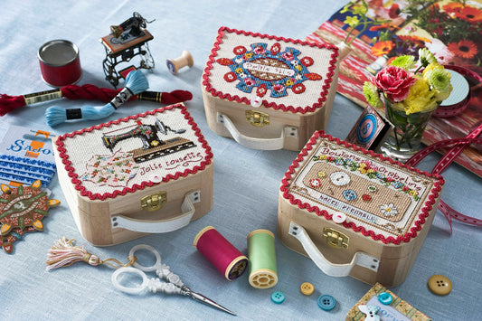 Grille de point de croix trois valises mercerie pour atelier couture. Sur lin 11 fils ou Aïda 5,5 pts. Imprimée avec symboles et couleur DMC sur 6 pages.